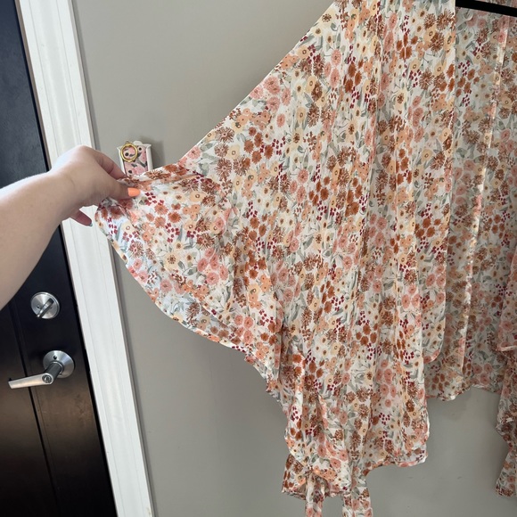 Arula 2XL Floral Kimono - Picture 5 of 7